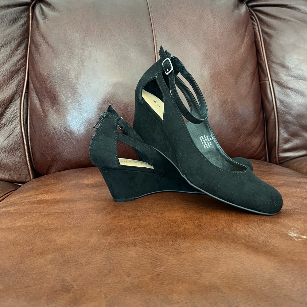 Black wedges